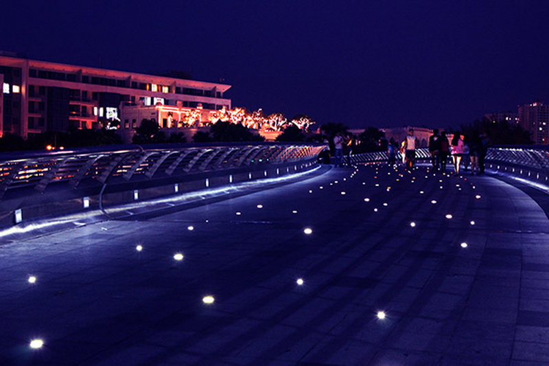 Cầu Ánh Sao lung linh sắc màu - Điểm vui chơi lý tưởng của giới trẻ Sài Gòn