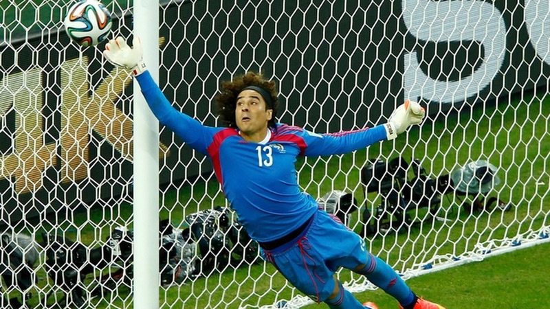 Khi nhắc đến thủ môn Guillermo Ochoa, có lẽ người hâm mộ sẽ nhớ đến những khoảnh khắc khó quên tại World Cup Ochoa tỏa sáng tại World Cup